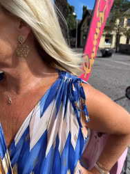 Mörkblå mönstrad maxi slinkkläning