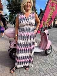 Rosa och svart mönstrad lång slinkklänning