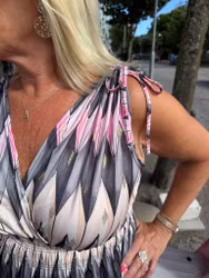Rosa och svart mönstrad lång slinkklänning