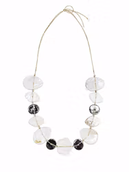 Beige halsband med snäckskal