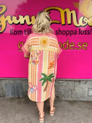 LUCKA 19 - Glittrig Hawaii-inspirerad klänning - ord. pris 699 kr