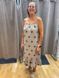 Taupe klänning med bruna prickar