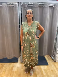 Blommig grön klänning med holkärm