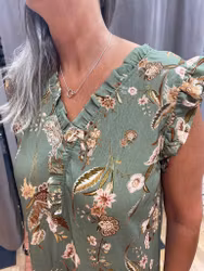 Blommig grön klänning med holkärm