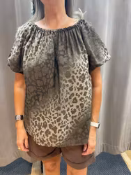 Brun leomönstrad blus med puffärm