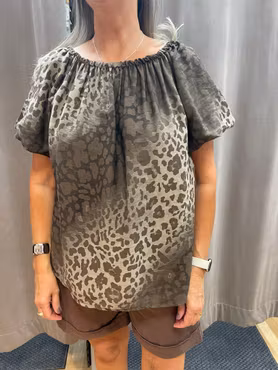 Brun leomönstrad blus med puffärm