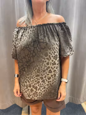 Brun leomönstrad blus med puffärm