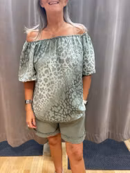 Armygrön leomönstrad blus med puffärm