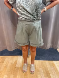 Armygröna shorts i linnemix