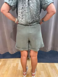 Armygröna shorts i linnemix