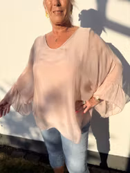 LUCKA 23 - Rosa chiffongblus med vida ärmar - ord. 599 kr