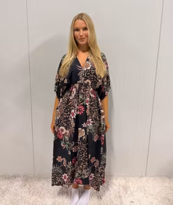 Maria klänning svart med blommor