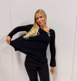 Shelly svart  finstickad topp med silverdetalj