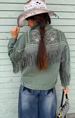 Armygrön jeansjacka med bling och fransar