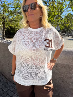 Vit spetstopp med bruna detaljer