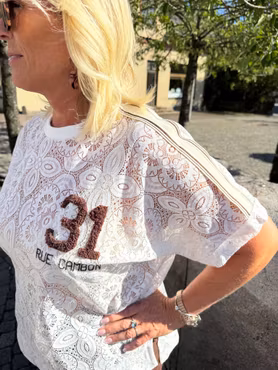 Vit spetstopp med bruna detaljer