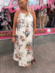 Cremefärgad satinklänning med blommor