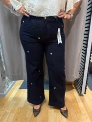 Mörka blå jeans med rosa hjärtan
