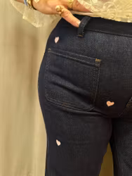 Mörka blå jeans med rosa hjärtan