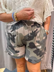 Korta gröna kamouflage shorts
