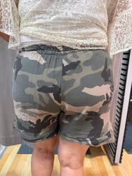 Korta gröna kamouflage shorts