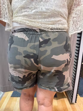 Korta gröna kamouflage shorts