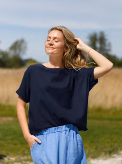 Marinblå T-shirt med lös passform