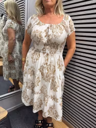 LUCKA 29 - Kort beige mönstrad klänning i viskos - ord. 399kr