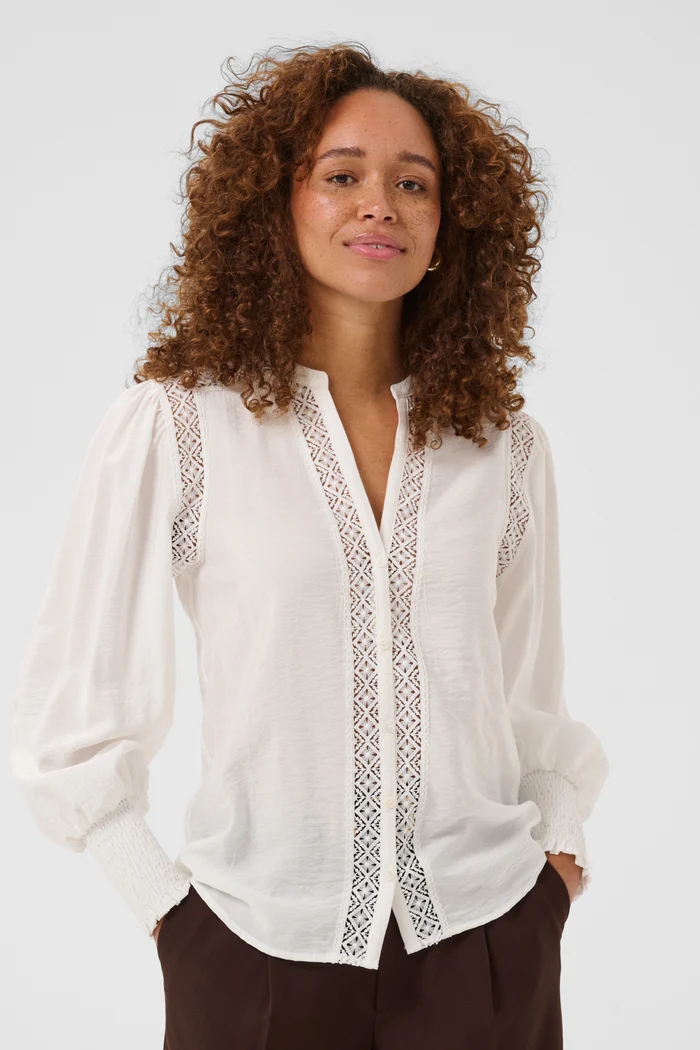 Vit blus med spetsdetaljer