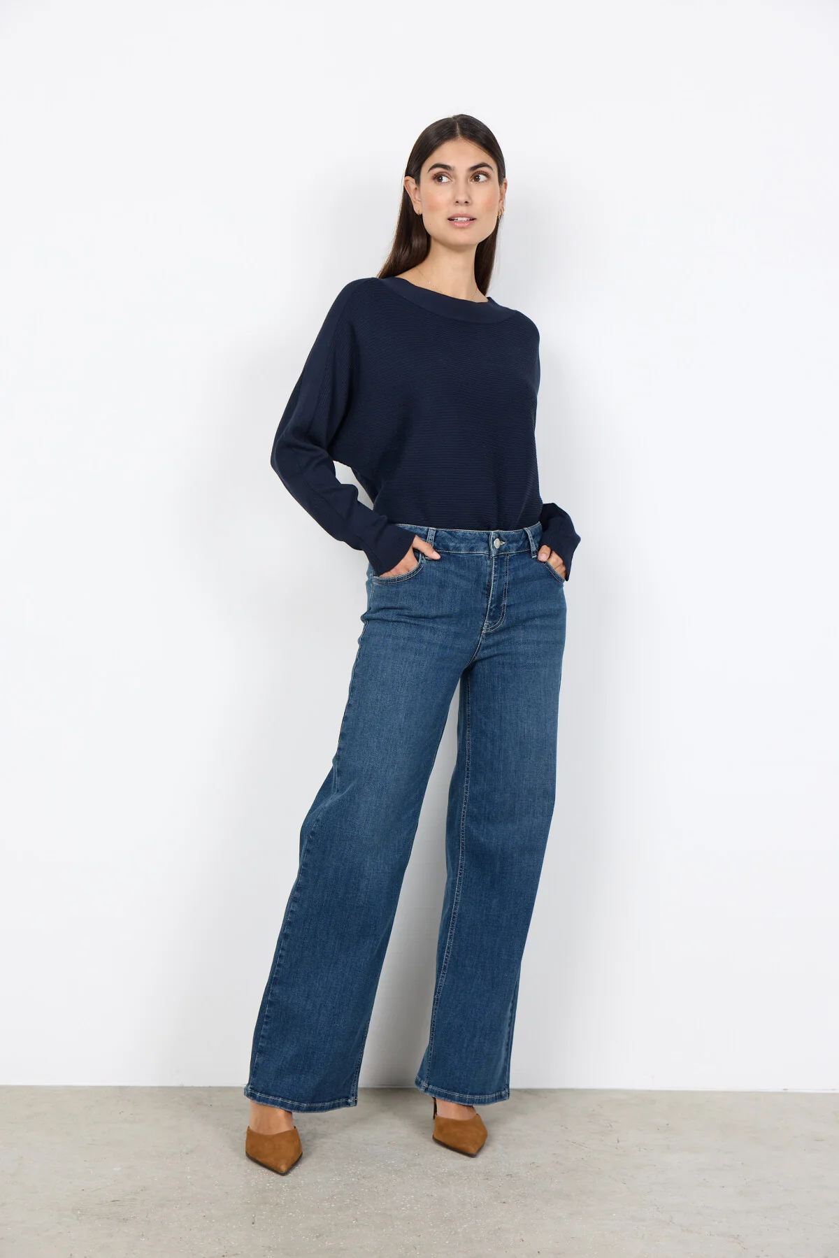 Stretchiga jeans med vida ben