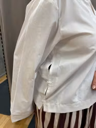 Vit blus med krage och knappdetaljer