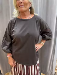 Brun blus med broderade ärmar