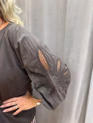 Brun blus med broderade ärmar