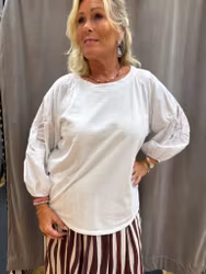 Vit blus med broderade ärmar