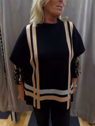 Svart kortärmad poncho med mönster