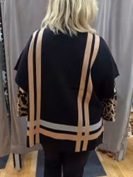 Svart kortärmad poncho med mönster