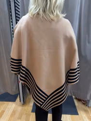 Beige poncho med svart möster