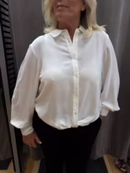 Cremevit blus med knytdetalj
