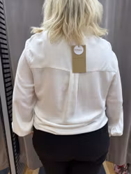 Cremevit blus med knytdetalj