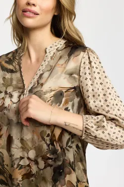 Janne blommönstrad blus i naturtoner