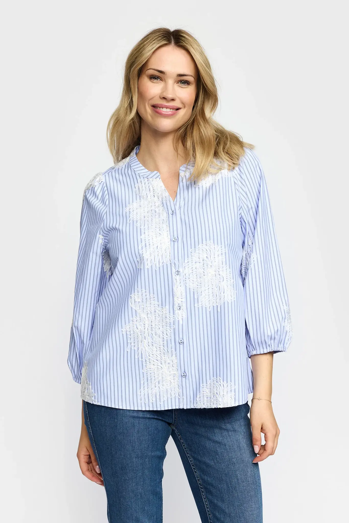 Malene blårandig blus med broderier