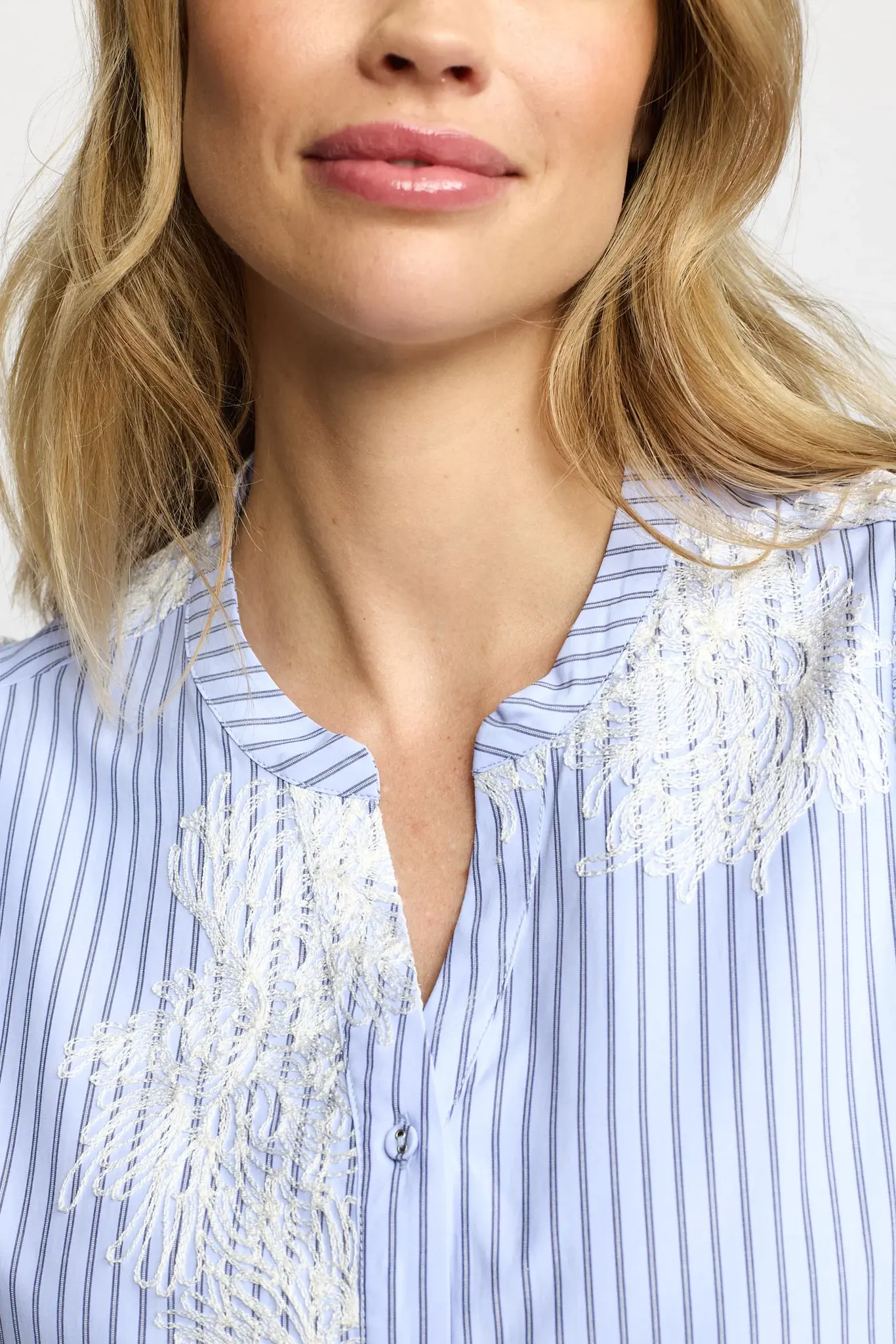 Malene blårandig blus med broderier