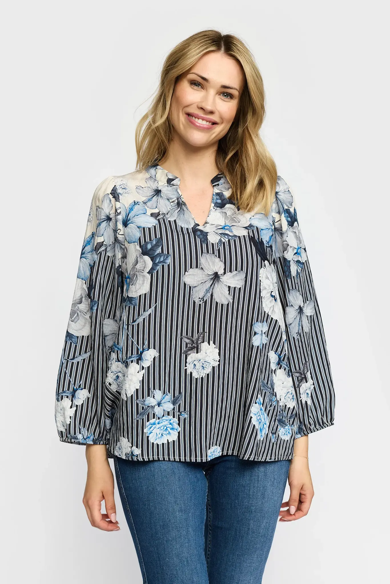 Jana blommig randig blus i blå toner