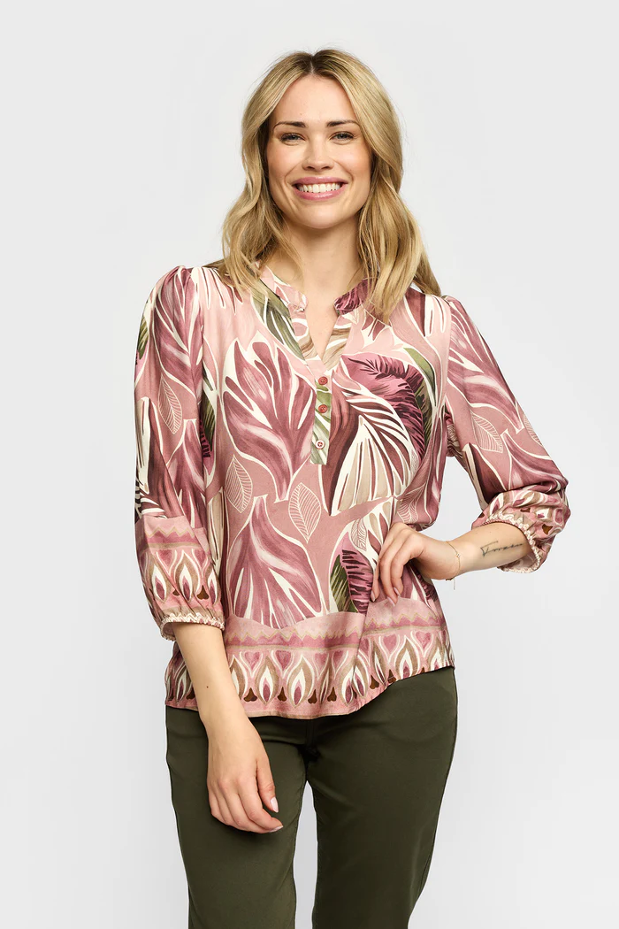 Ellen bladmönstrad blus i rosa toner