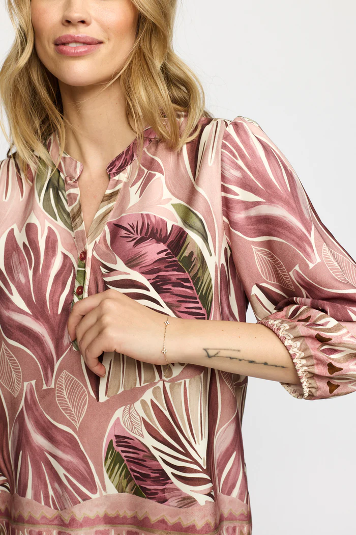 Ellen bladmönstrad blus i rosa toner