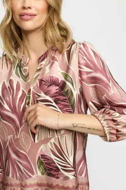 Ellen bladmönstrad blus i rosa toner