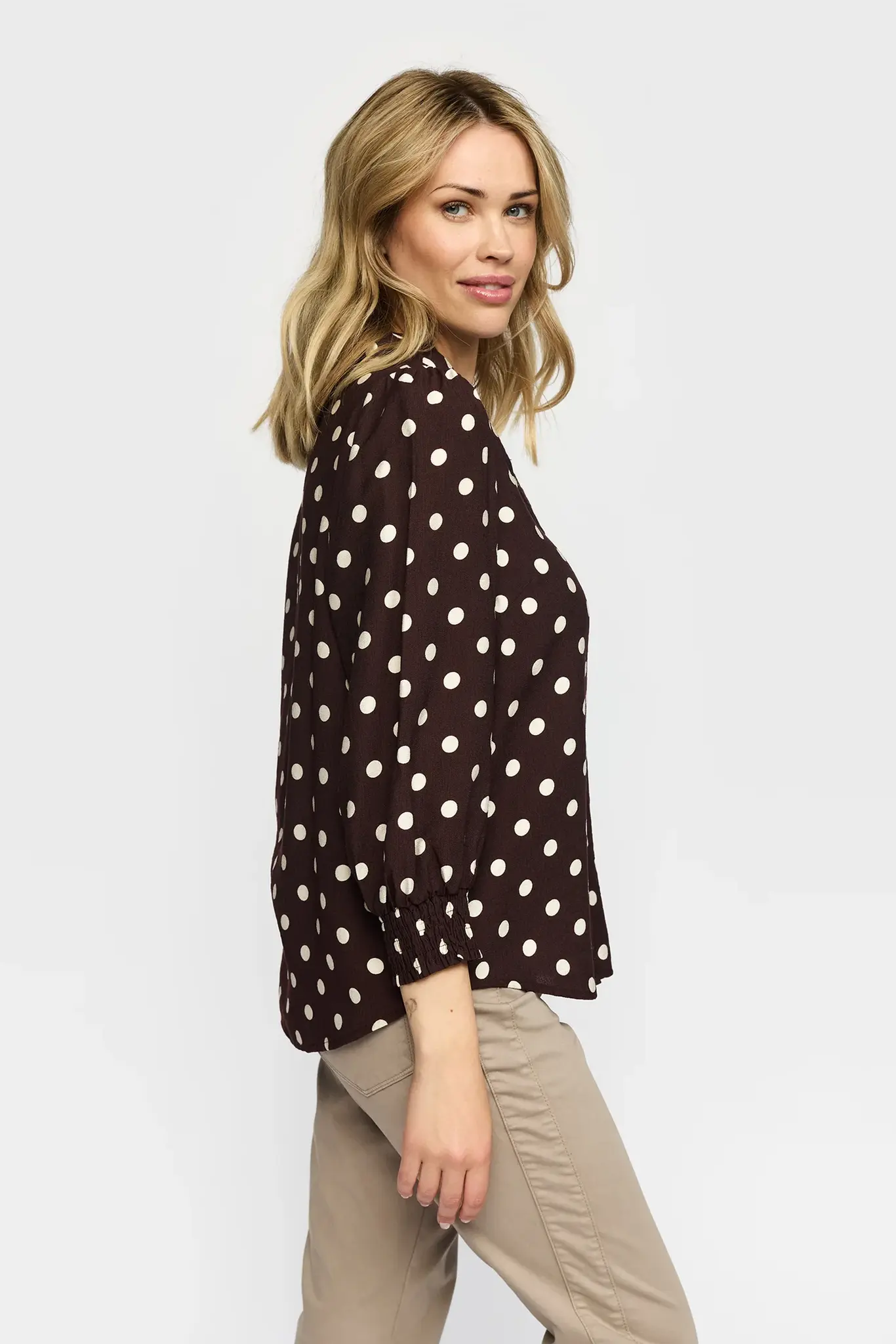 Kamilla brunprickig blus med smockdetaljer