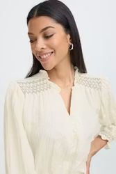 BYFADILE cremevit blus med smockdetaljer
