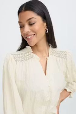 BYFADILE cremevit blus med smockdetaljer
