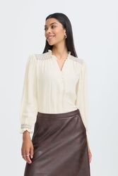 BYFADILE cremevit blus med smockdetaljer